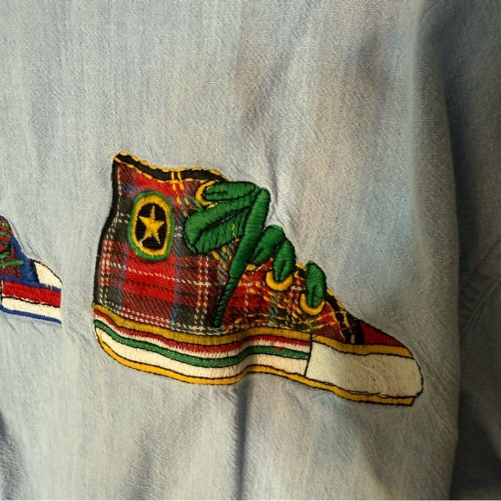 RUMORS Mens Denim Button Down Shirt Light Wash Sneaker Embellishment - Picture 3 of 9